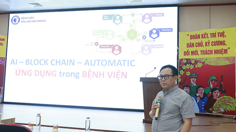 Giám đốc Bệnh viện Vũ Văn Tâm thuyết trình về ứng dụng AI, block chain, tự động hóa trong bệnh viện.