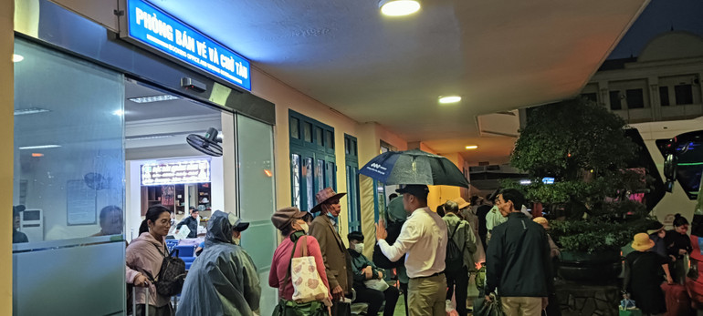 Hành khách lên xe ô-tô chuyển tải tại ga Đồng Hới.