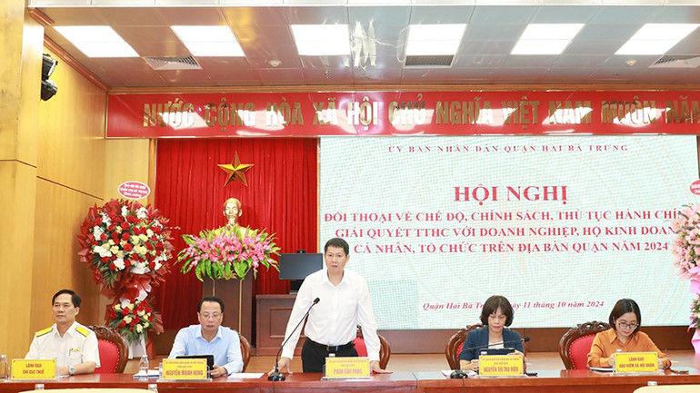 Lãnh đạo Ủy ban nhân dân quận Hai Bà Trưng giải đáp các ý kiến của doanh nghiệp, hộ kinh doanh tại hội nghị đối thoại. Lãnh đạo Ủy ban nhân dân quận Hai Bà Trưng giải đáp các ý kiến của doanh nghiệp, hộ kinh doanh tại hội nghị đối thoại.