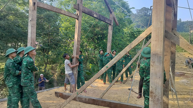 Đồn Biên phòng Cà Xèng dựng nhà giúp dân.