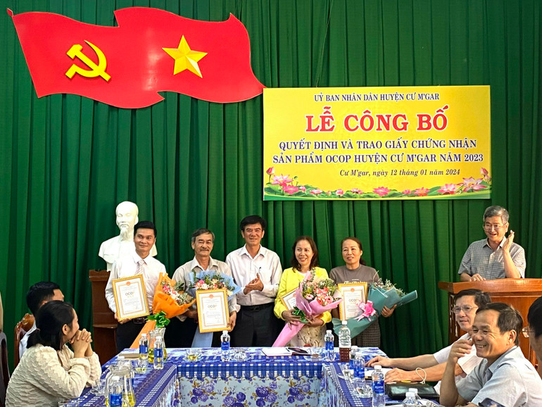 Lễ công bố quyết định và trao giấy chứng nhận sản phẩm OCOP huyện Cư M'gar năm 2023 Lễ công bố quyết định và trao giấy chứng nhận sản phẩm OCOP huyện Cư M'gar năm 2023