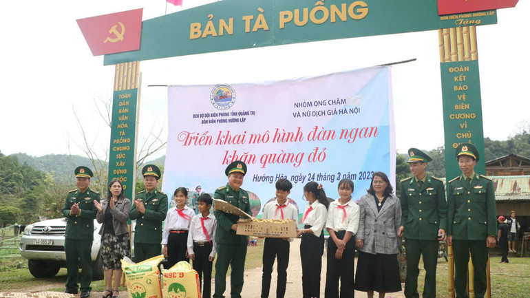 Triển khai mô hình đàn ngan khăn quàng đỏ.