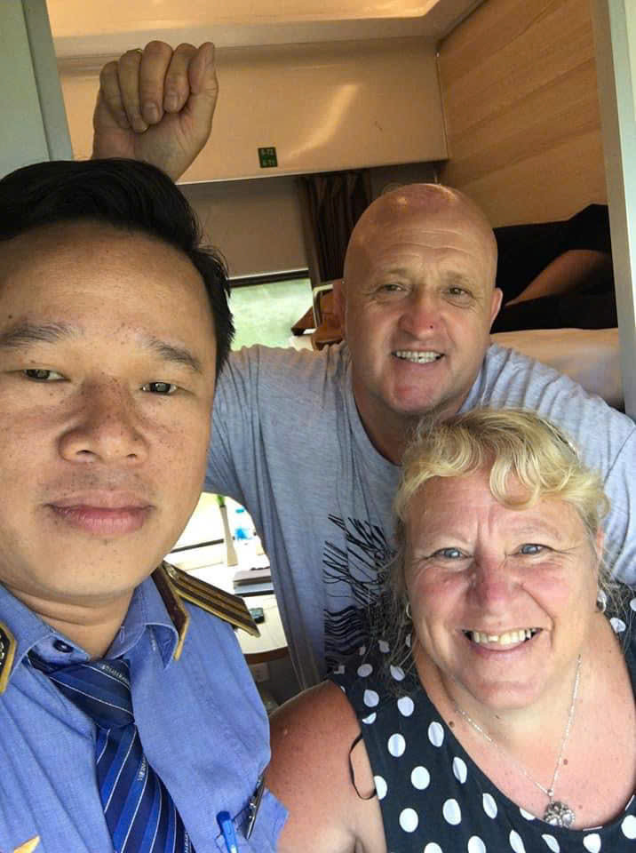 Trưởng tàu Nguyễn Trường Thọ và vợ chồng ông Kim N Mark Wickham.