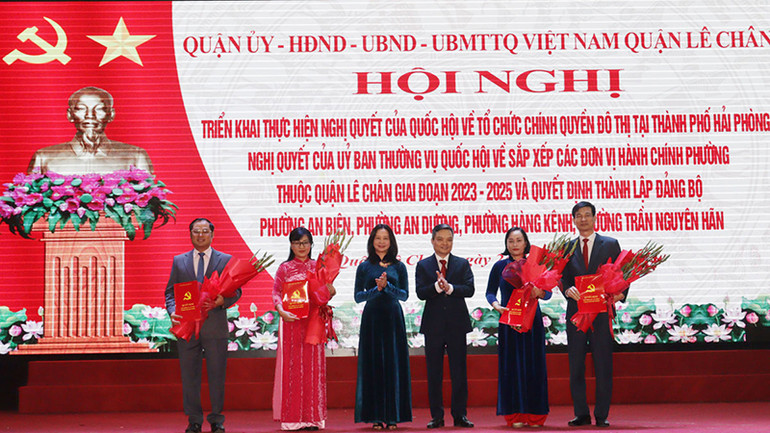 Trao Quyết định thành lập Đảng bộ các phường mới sau sáp nhập