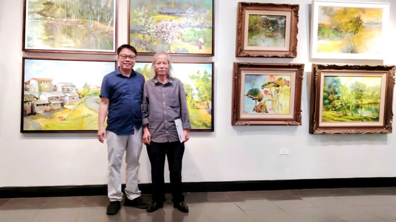 Họa sĩ Quỳnh Thơm (trái) và họa sĩ Lương Xuân Đoàn - Chủ tịch Hội Mỹ thuật Việt Nam.