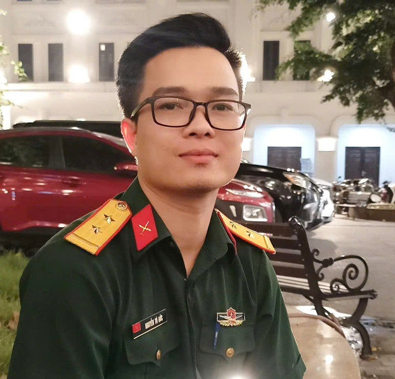 Trung úy - đạo diễn Nguyễn Tú Đức.