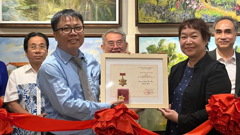 Dịp này, họa sĩ Quỳnh Thơm vinh dự được Hội Mỹ thuật Việt Nam trao Kỷ niệm chương Vì sự nghiệp mỹ thuật Việt Nam ghi nhận cống hiến miệt mài.