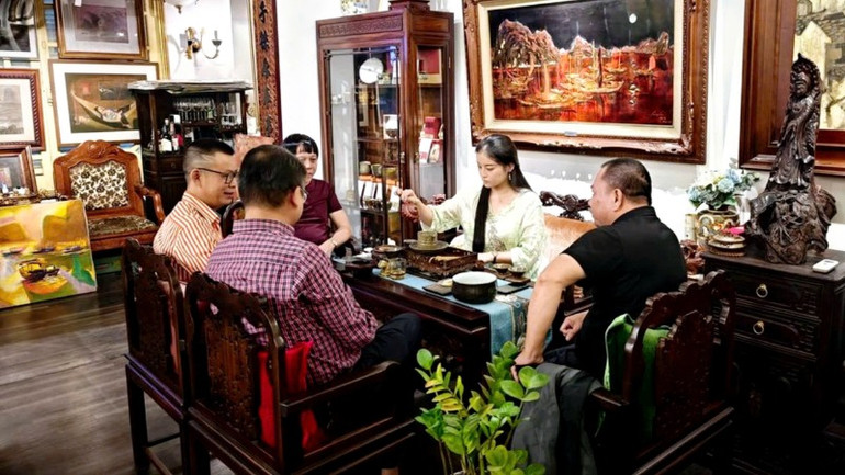 Khách đến với không gian không còn khoảng cách địa lý, văn hóa hay độ tuổi.