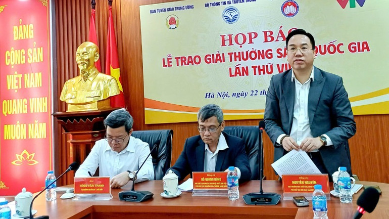 Đại diện Ban tổ chức trao đổi thông tin tại họp báo.