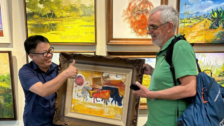 Vị khách đến từ Australia quyết định mua bức tranh ông ấn tượng.