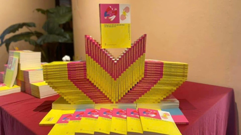 Tập thơ song ngữ Việt-Hàn "Chúng ta có thể suốt đời chờ nhau". Tập thơ song ngữ Việt-Hàn "Chúng ta có thể suốt đời chờ nhau".