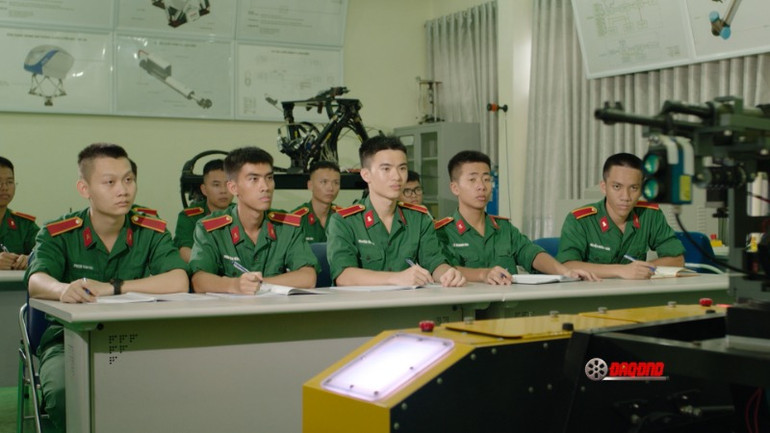 Những người lính trẻ - thế hệ tiếp nối đầy hy vọng xuất hiện trong một thước phim.