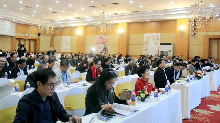 Đông đảo các nhà nghiên cứu, văn nghệ sĩ tham dự hội nghị.