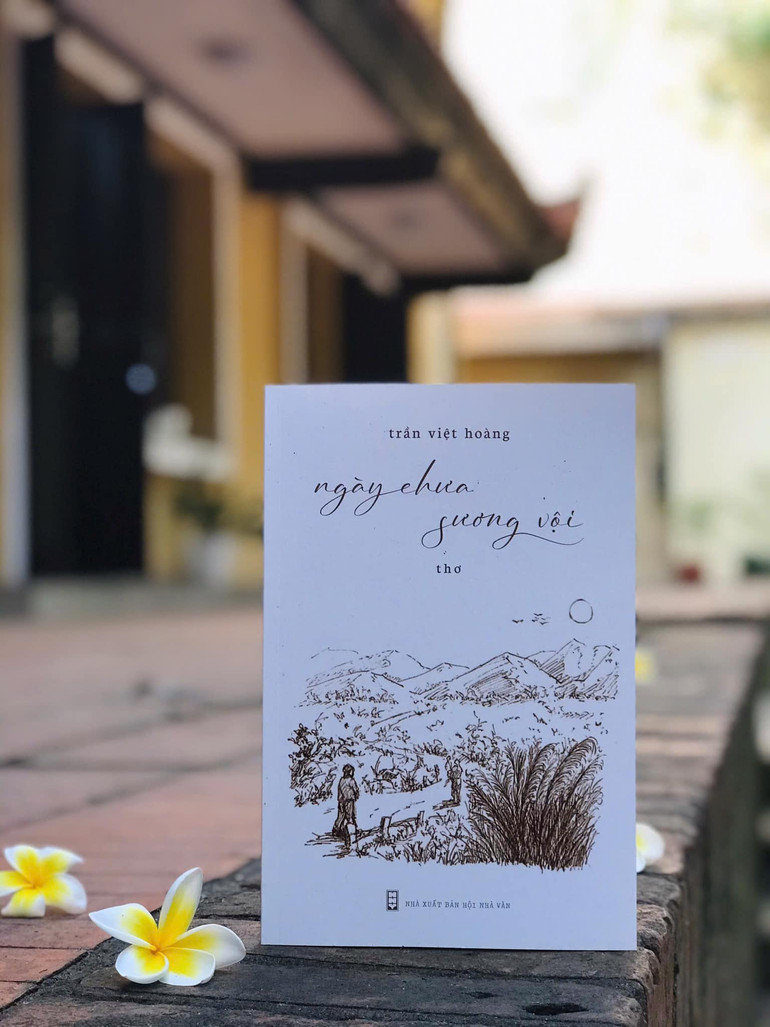 Tập thơ "Ngày chưa sương vội" của tác giả Trần Việt Hoàng.