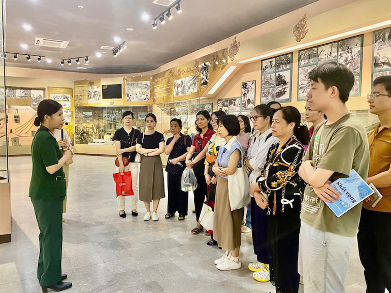 Hội Phụ nữ phường Trương Định (quận Hai Bà Trưng, Hà Nội) tham quan Bảo tàng Đường Hồ Chí Minh