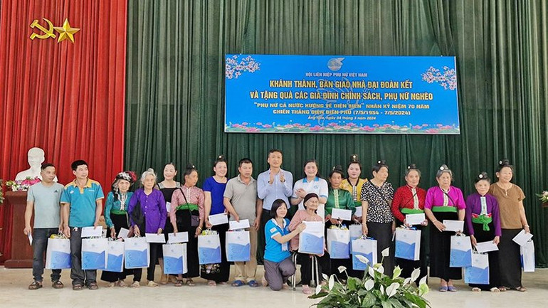 Quỹ Vì tầm vóc Việt, Ngân hàng TMCP Bắc Á phối hợp Hội Liên hiệp Phụ nữ Việt Nam trao 200 suất quà tặng mẹ liệt sĩ, gia đình chính sách, nữ đảng viên cao tuổi và nhân chứng lịch sử tại 4 xã thuộc tỉnh Điện Biên.