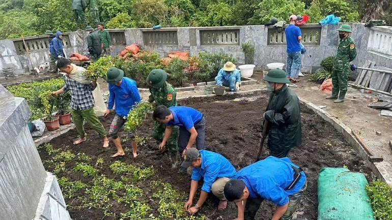 Thanh niên xã Sín Thầu và Bộ đội Biên phòng trồng cây quanh Cột cờ A Pa Chải.