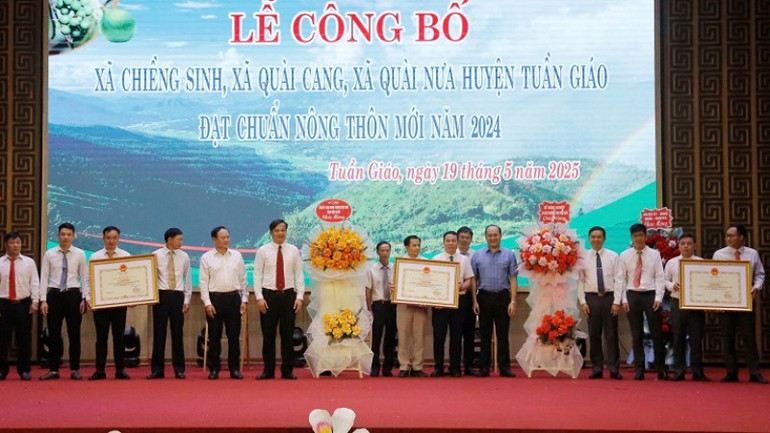 Lãnh đạo Ủy ban nhân dân tỉnh Điện Biên và lãnh đạo Sở Nông nghiệp và Môi trường tặng hoa, chúc mừng các xã được công nhận nông thôn mới.