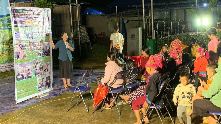 Cán bộ huyện Nậm Pồ tuyên truyền ý nghĩa chương trình xây dựng nông thôn mới đến bà con các dân tộc thiểu số trên địa bàn. (Ảnh: BÍCH HẠNH)