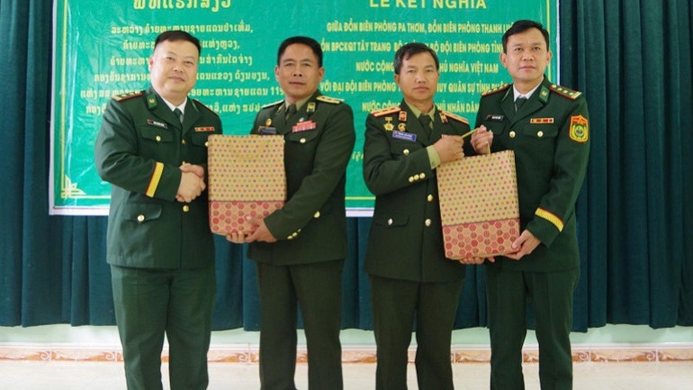 Bộ Chỉ huy Bộ đội Biên phòng Điện Biên tặng quà lưu niệm cho Bộ Chỉ huy Quân sự tỉnh Phongsaly.