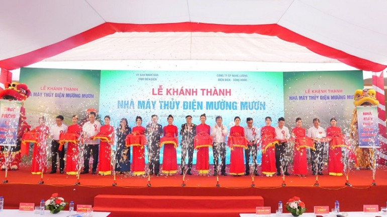 Các đồng chí lãnh đạo Tỉnh ủy, Hội đồng nhân dân, Ủy ban nhân dân tỉnh Điện Biên và đại diện chủ đầu tư cắt băng khánh thành, đưa nhà máy thủy điện Mường Mươn vào khai thác.