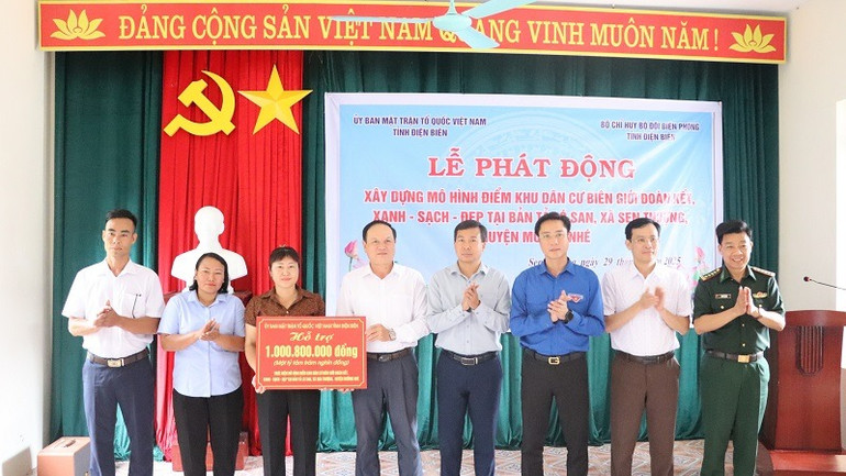 Lãnh đạo Ủy ban Mặt trận Tổ quốc Việt Nam tỉnh Điện Biên trao kinh phí hỗ trợ thực hiện mô hình điểm "khu dân cư biên giới đoàn kết, xanh-sạch-đẹp” tại bản Tả Ló San.