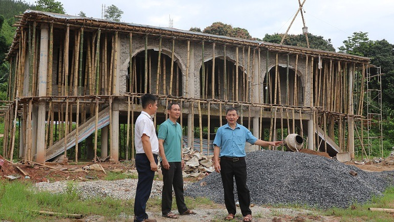 Các đồng chí lãnh đạo xã Chà Nưa kiểm tra tiến độ công trình nhà văn hóa bản Cấu được xây dựng trên diện tích hơn 1.000m2 do nhân dân bản Cấu tự nguyện hiến đất.