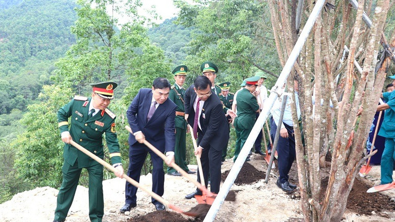 Đại biểu trồng cây lưu niệm trong khuôn viên Cột cờ A Pa Chải.