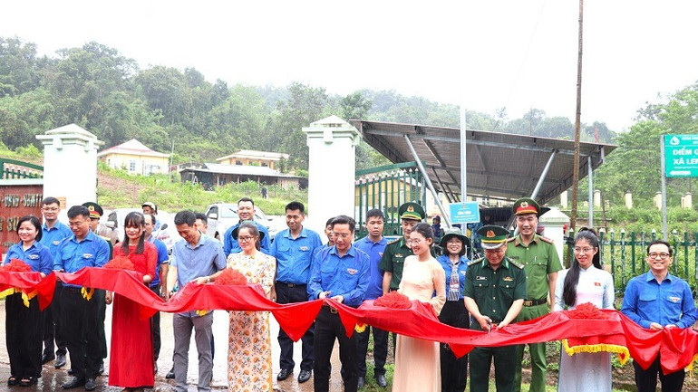 Đoàn viên thanh niên Điện Biên cùng lãnh đạo, nhân dân xã Leng Su Sìn, huyện Mường Nhé cắt băng đưa vào sử dụng công trình "thắp sáng đường quê".
