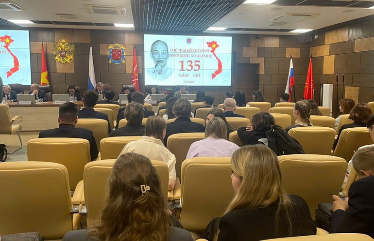 Đồng chí Trần Quốc Cường cùng các thành viên Đoàn đại biểu tỉnh Điện Biên đã dự lễ kỷ niệm 135 năm Ngày sinh Chủ tịch Hồ Chí Minh tại Saint Pertersburg, ngày 19/5.