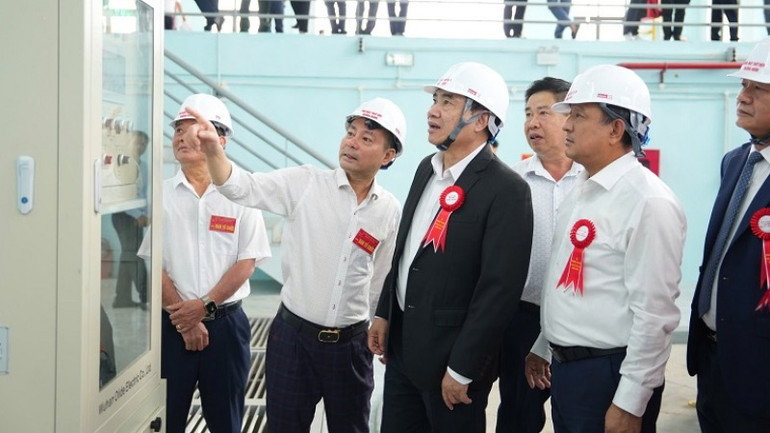 Các đồng chí lãnh đạo tỉnh Điện Biên tham quan hệ thống vận hành Nhà máy thủy điện Mường Mươn.