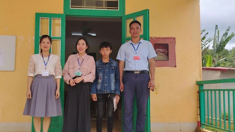 Thí sinh Thào A Dũng được các thầy, cô hỗ trợ nhiệt tình trong suốt kỳ thi.