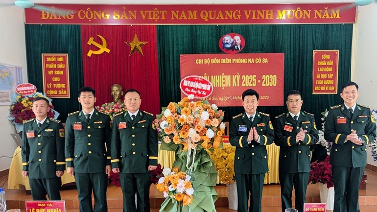 Đại tá Lê Đức Nghĩa, Phó Chính ủy Bộ Chỉ huy Bộ đội Biên phòng Điện Biên chúc mừng thành công Đại hội Chi bộ Đồn Biên phòng Na Cô Sa.