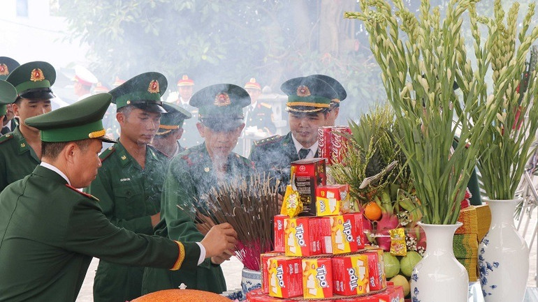 Cán bộ, chiến sĩ các lực lượng vũ trang tỉnh Điện Biên thành kính dâng hương viếng các Anh hùng liệt sĩ. Cán bộ, chiến sĩ các lực lượng vũ trang tỉnh Điện Biên thành kính dâng hương viếng các Anh hùng liệt sĩ.