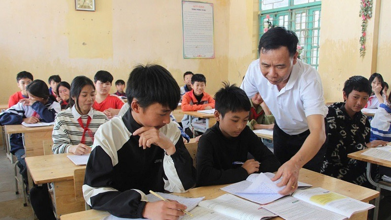 Giáo viên Trường phổ thông dân tộc bán trú trung học cơ sở Keo Lôm (huyện Điện Biên Đông) hướng dẫn học sinh lớp 9 ôn luyện bảo đảm kiến thức tham dự kỳ thi tuyển sinh lớp 10.