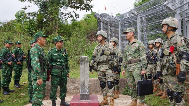 Đội tuần tra trao đổi thông tin về tình hình thực tế khu vực biên giới hai bên quản lý. Đội tuần tra trao đổi thông tin về tình hình thực tế khu vực biên giới hai bên quản lý.