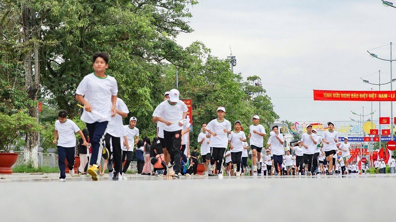 Học sinh Điện Biên hào hứng tham gia giải chạy trong Ngày hội Olympic trẻ em lần đầu được tổ chức tại Điện Biên.
