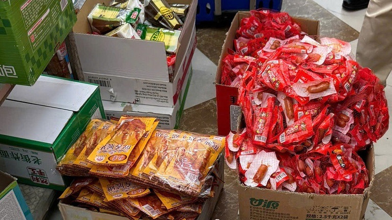 Trước khi đoàn kiểm tra phát hiện, buộc tiêu hủy thì các loại hàng xúc xích, chân gà (như trong ảnh) được bày bán công khai trong một siêu thị trên địa bàn thành phố Điện Biên Phủ.