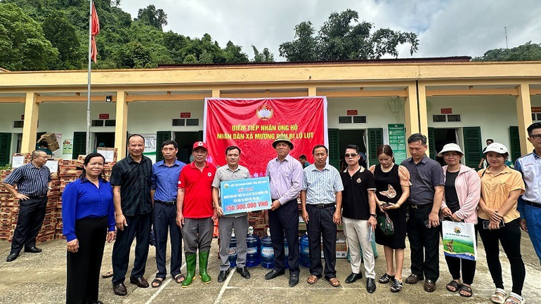 Hiệp hội Doanh nghiệp tỉnh Điện Biên trao kinh phí hỗ trợ người dân xã Mường Pồn khắc phục hậu quả lũ quét. (Ảnh: LÊ LAN)