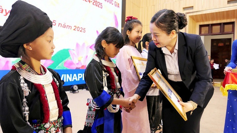 Bà Pờ Thị Hiền, Giám đốc VNPT Lai Châu trao quà tặng học sinh đạt thành tích cao trong học tập. Bà Pờ Thị Hiền, Giám đốc VNPT Lai Châu trao quà tặng học sinh đạt thành tích cao trong học tập.