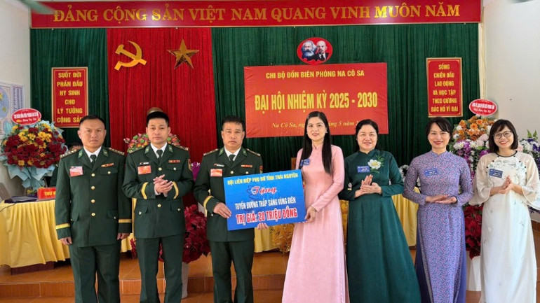 Đồng chí Phạm Thị Thu Thủy, Chủ tịch Hội Liên hiệp phụ nữ tỉnh Thái Nguyên trao kinh phí hỗ trợ thực hiện công trình "Thắp sáng vùng biên" để cán bộ, chiến sĩ Đồn Biên phòng Na Cô Sa triển khai.