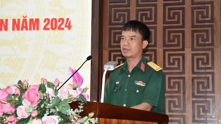 Đại tá Lại Mạnh Hùng, Phó Chỉ huy trưởng, Tham mưu trưởng Bộ Chỉ huy quân sự tỉnh Điện Biên, thẳng thắn nêu các tồn tại trong công tác ứng phó, khắc phục hậu quả thiên tai tại xã Mường Pồn, huyện Điện Biên. (Ảnh: LÊ LAN)