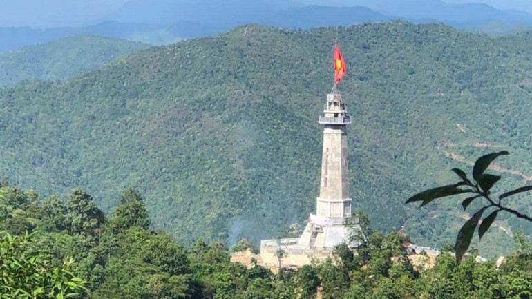 Cột cờ A Pa Chải được xây dựng trên đỉnh núi cao 1.459m nằm trong dãy Khoang La San thuộc tuyến biên giới giữa Việt Nam-Trung Quốc.