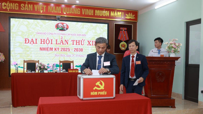 Đảng viên Đảng bộ Công ty cổ phần cấp nước Điện Biên bỏ phiếu bầu Ban chấp hành khóa mới, nhiệm kỳ 2025-2030.