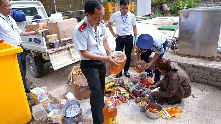 Các thành viên Đoàn kiểm tra thuộc Sở Y tế kiểm tra, giám sát các cơ sở vi phạm tiêu hủy hàng hóa.