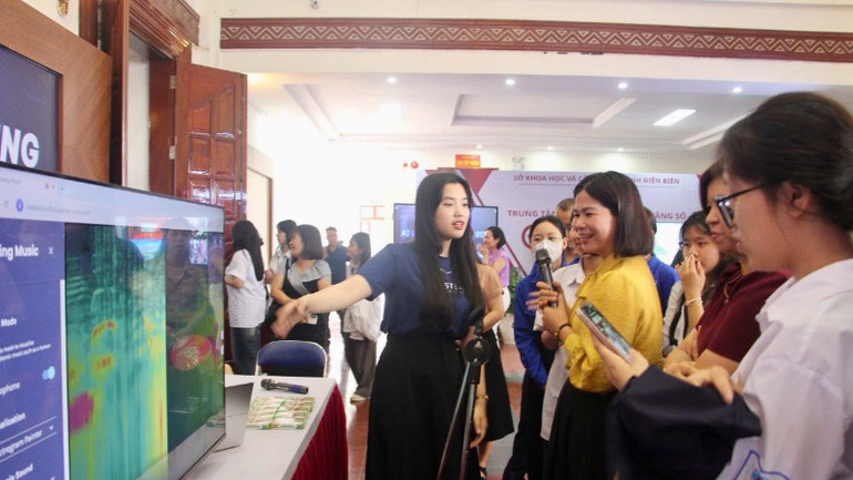 Đông đảo giáo viên, nhân dân tham quan các gian hàng công nghệ.