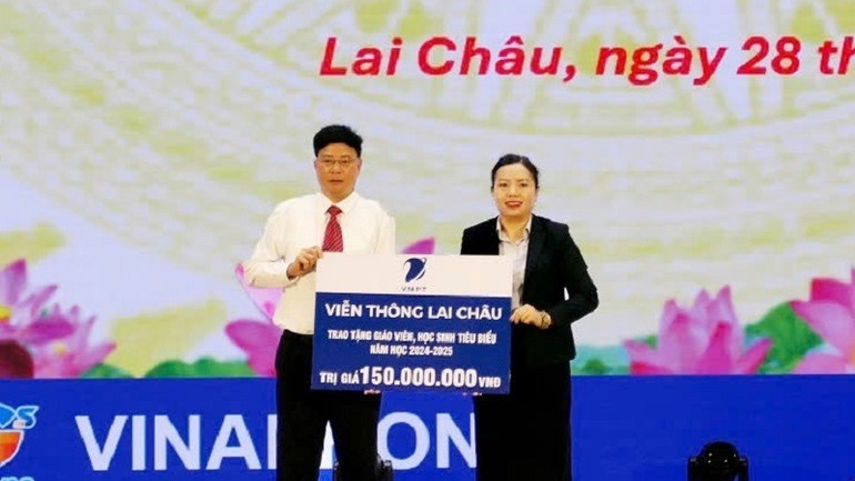 Bà Pờ Thị Hiền, Giám đốc VNPT Lai Châu trao hỗ trợ cho giáo viên, học sinh tiêu biểu trong giảng dạy, học tập. (Ảnh: TRẦN ANH TUẤN) Bà Pờ Thị Hiền, Giám đốc VNPT Lai Châu trao hỗ trợ cho giáo viên, học sinh tiêu biểu trong giảng dạy, học tập. (Ảnh: TRẦN ANH TUẤN)
