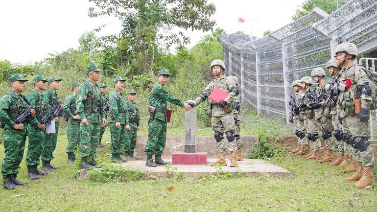 Đội trưởng tuần tra của hai bên trao biên bản ký kết tuần tra song phương. (Ảnh: ANH DŨNG) Đội trưởng tuần tra của hai bên trao biên bản ký kết tuần tra song phương. (Ảnh: ANH DŨNG)