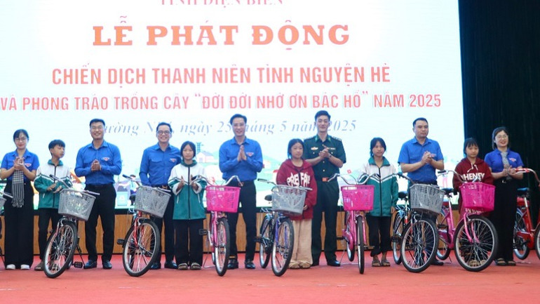 Trao quà tặng các cháu học sinh hoàn cảnh khó khăn có ý chí vươn lên trong học tập.