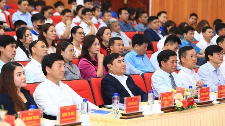 Đại biểu dự, chứng kiến lễ phát động phong trào "Bình dân học vụ số" tại tỉnh Điện Biên vào sáng 6/5.